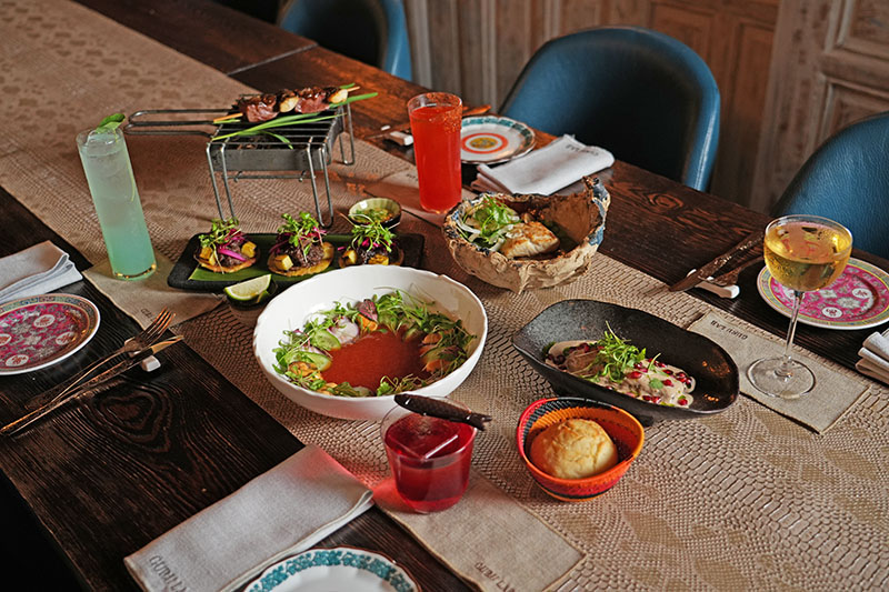 Selección de platos y bebidas de la nueva temporada de Guru Lab sobre la mesa