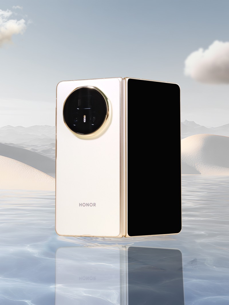 Honor Magic V5: smartphone Honor Magic V5 desplegado en una foto de estudio sobre un paisaje en tonos pastel.