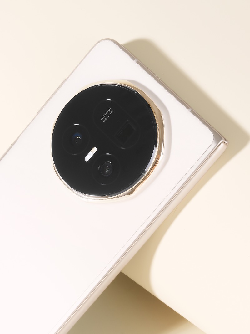 Honor Magic V5: parte trasera del smartphone Honor Magic V5 en una foto de estudio sobre un fondo en tono pastel.