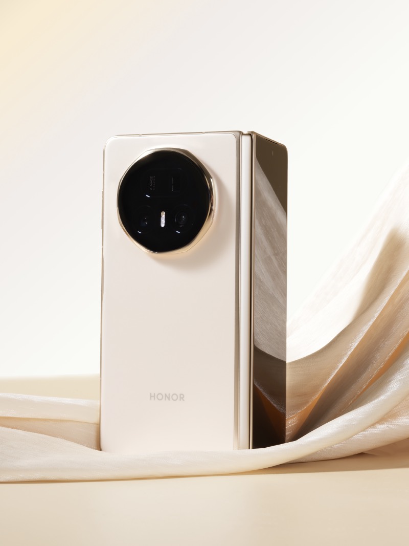 Honor Magic V5: parte trasera del smartphone Honor Magic V5 desplegado a la mitad en una foto de estudio sobre un fondo en tonos pastel.