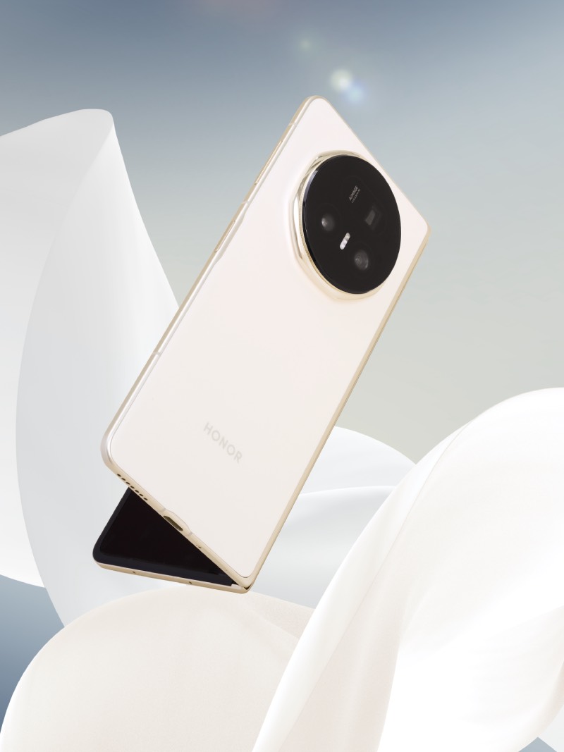 Honor Magic V5: parte trasera del smartphone Honor Magic V5 desplegado a la mitad en una foto de estudio sobre un fondo en tonos pastel.
