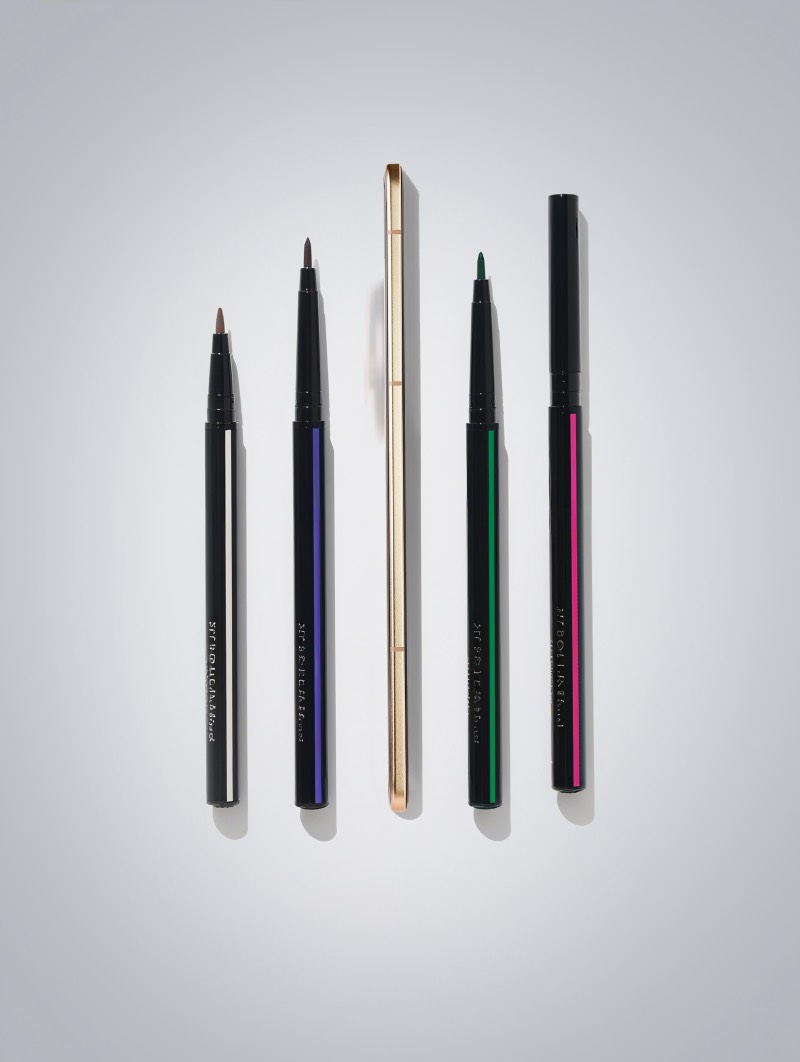 Honor Magic V5: smartphone Honor Magic V5 camuflado entre rotuladores en una foto de estudio sobre un fondo gris perla.