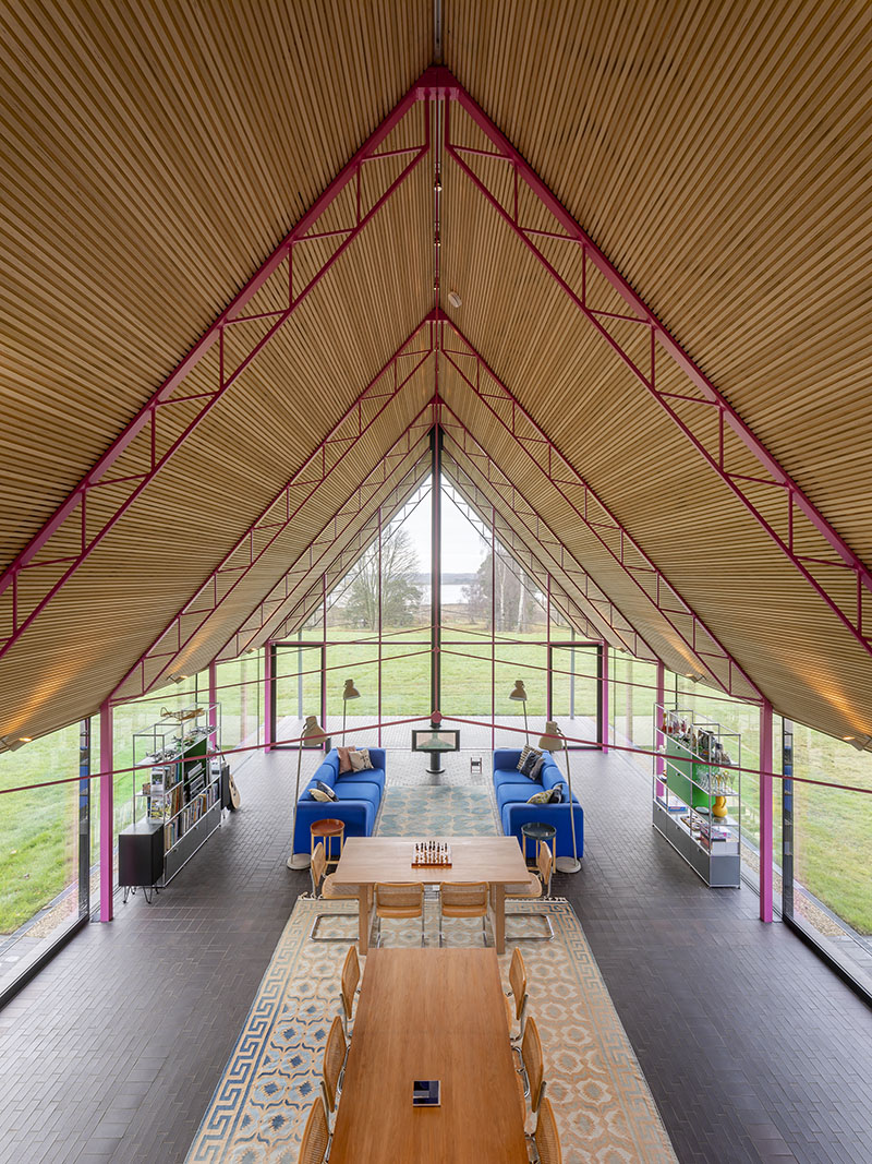 Housestead Sanei y Hopkins arquitectos: zona comun con el comedor y cocina. Techos altísimos