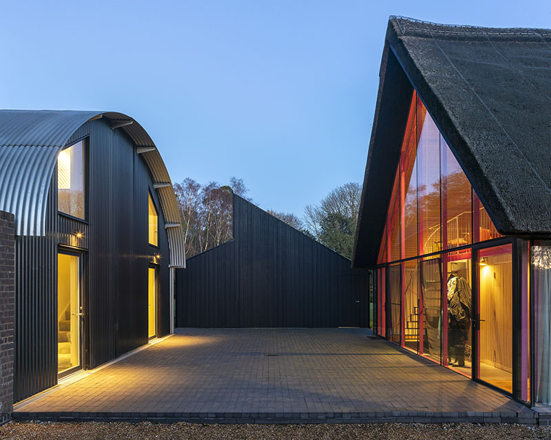 Housestead Sanei y Hopkins arquitectos: zona de paso entre las diferentes construcciones