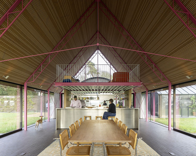 Housestead Sanei y Hopkins arquitectos: zona comun con el comedor y cocina. Techos altísimos