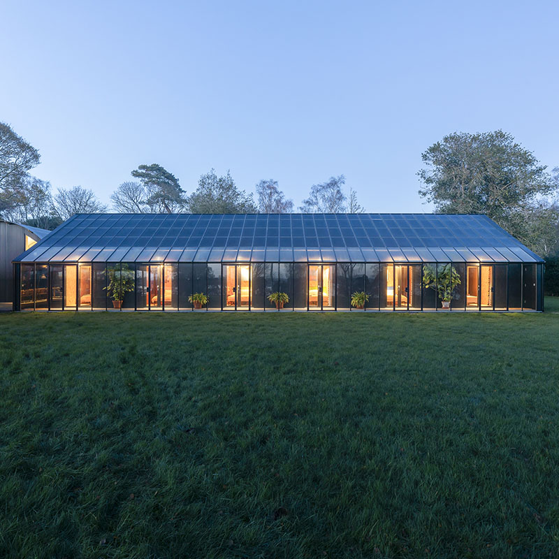Housestead Sanei y Hopkins arquitectos: el bloque de habitaciones con la cubierta de placas solares