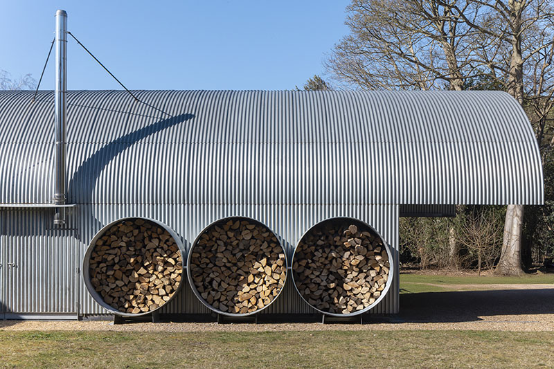 Housestead Sanei y Hopkins arquitectos: bloque de almacenaje con leña en el exterior