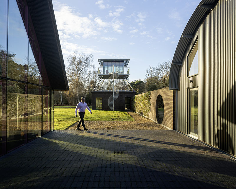 Housestead Sanei y Hopkins arquitectos: uno de los arquitectos paseando entre las edificaciones