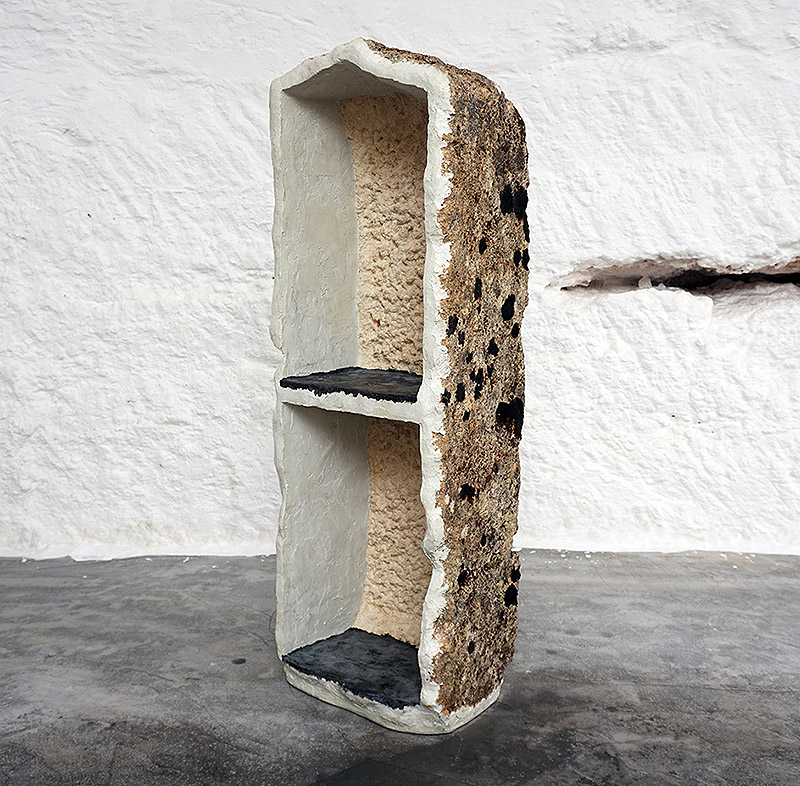 Imagen de una estantería de material reciclado