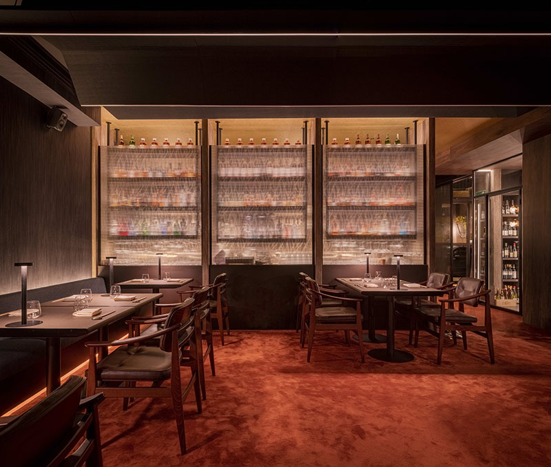 Restaurante Kabuki Madrid: interior del restaurante con la cava de vinos