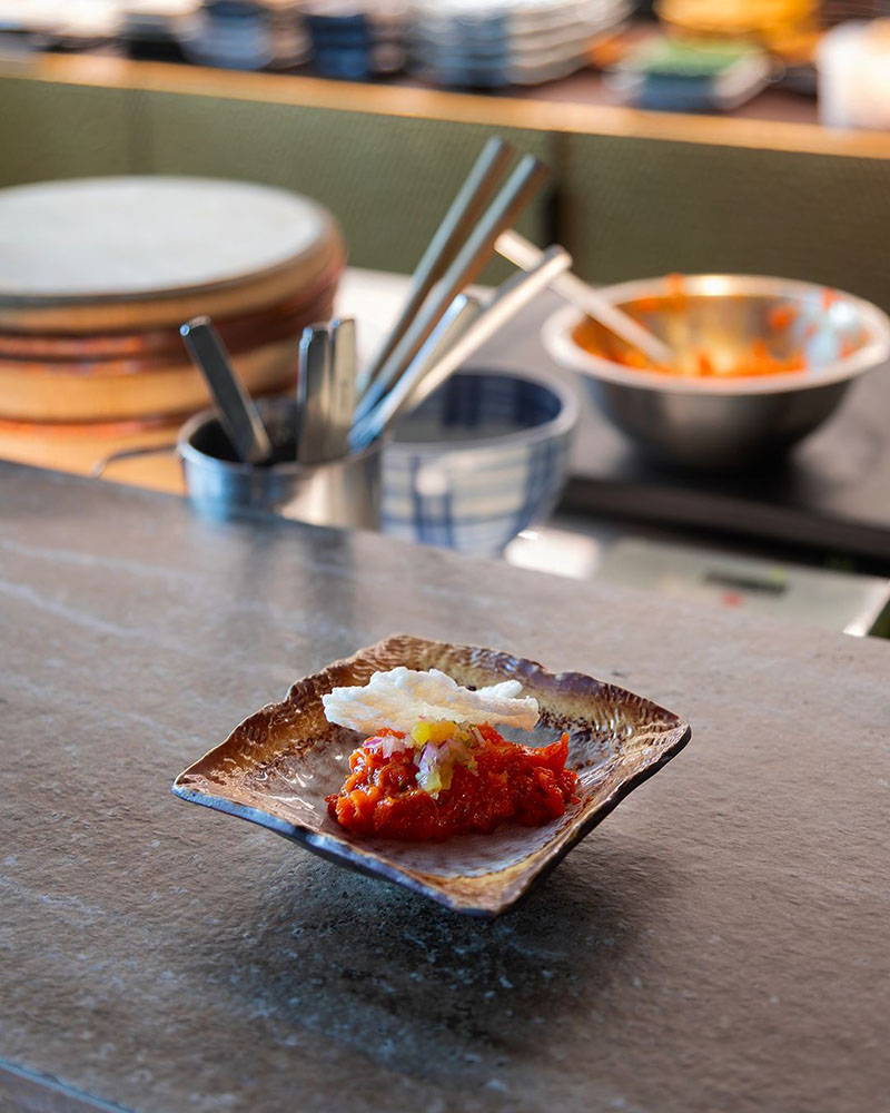 Restaurante Kabuki Madrid: un plato de tartar de atún en la barra