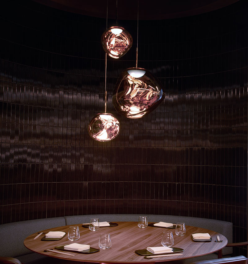 Restaurante Kabuki Madrid: mesa redonda con lámparas de Tom Dixon