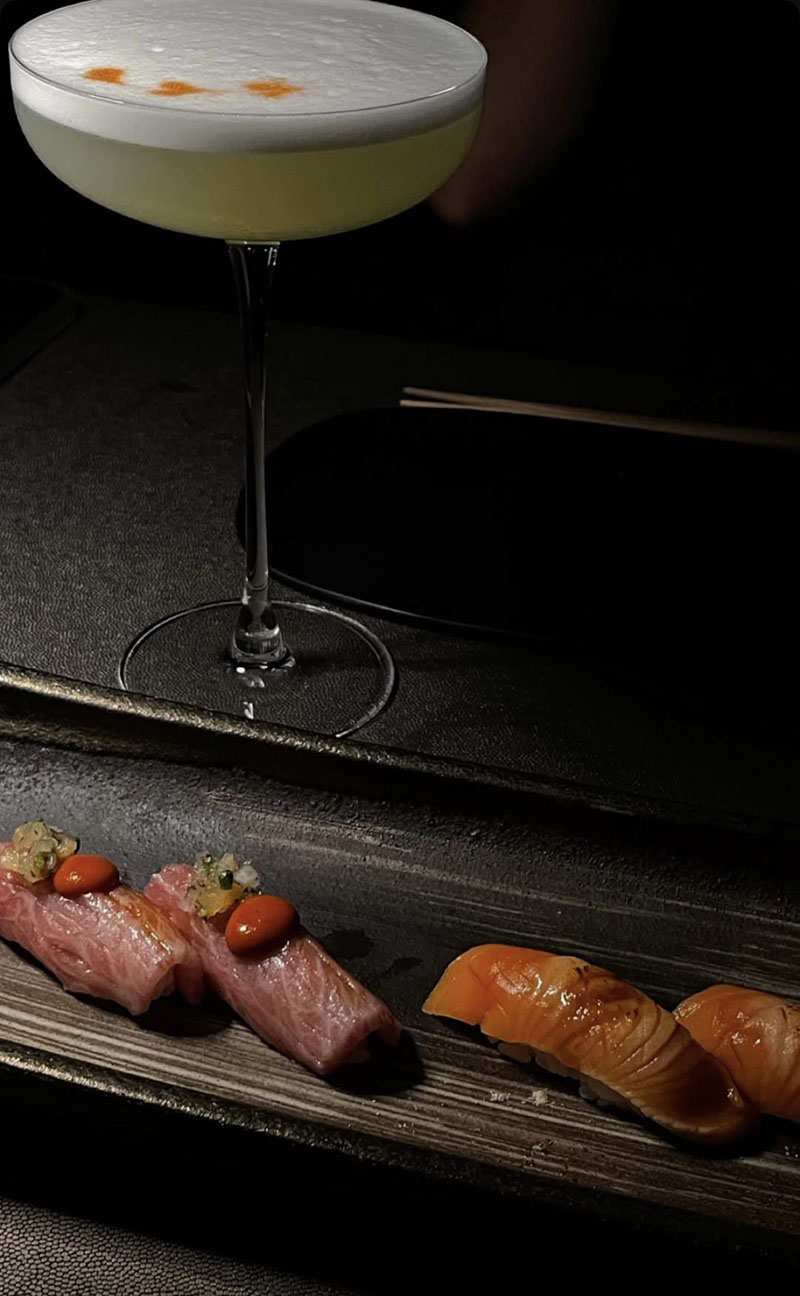 Restaurante Kabuki Madrid: un pisco sour acompañado de niguiris