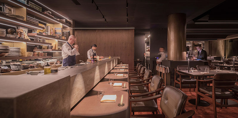 Restaurante Kabuki Madrid: la barra de sushi en el interior del espacio