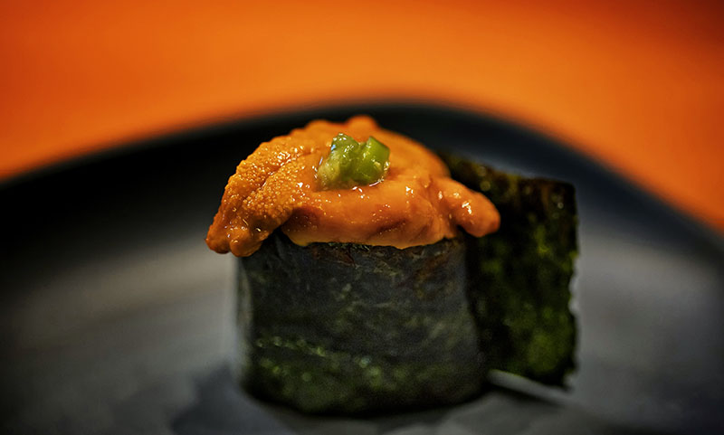Restaurante Kabuki Madrid: un maki de huevas de erizo