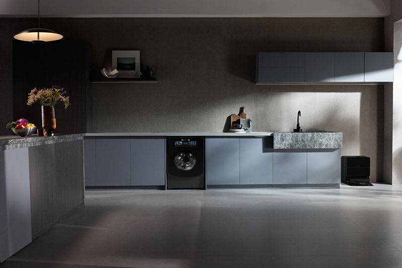 lavadora-secadora Roborock Zeo X: lavadora-secadora Roborock Zeo X integrada en un mueble de cocina de un espacio interior moderno y minimalista.