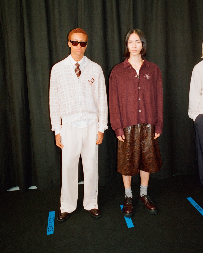 Looks de menswear urbano tendencias chico 2025