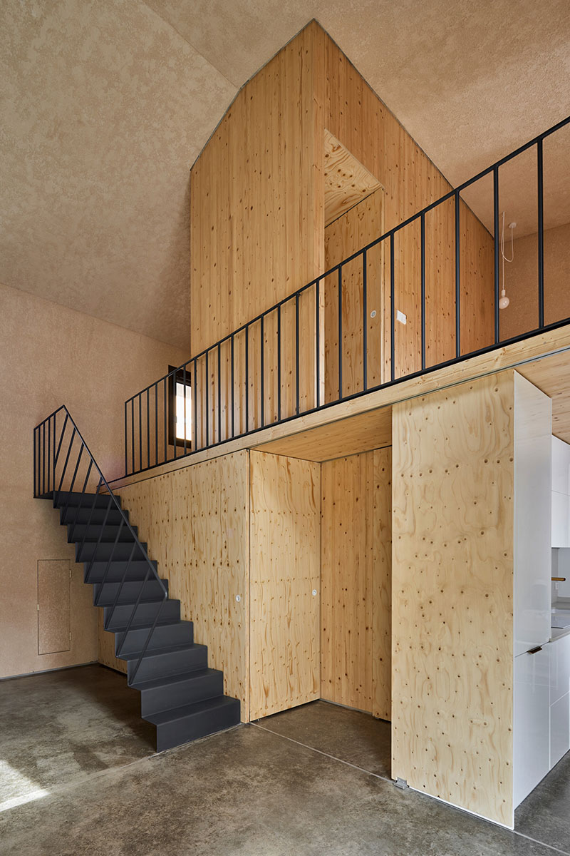 Vista del altillo y estructura de madera de Made V Arquitectos