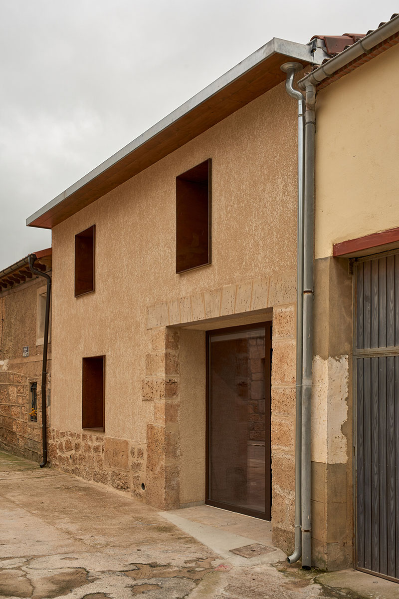 Acceso principal rehabilitado por Made V Arquitectos