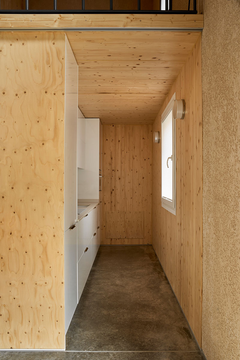 Cocina integrada en la caja de madera de Made V Arquitectos