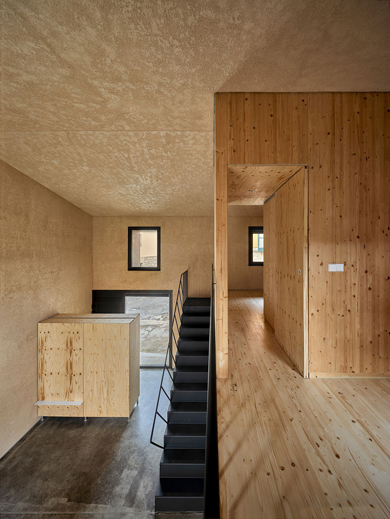 Planta superior con pasarela de madera de Made V Arquitectos