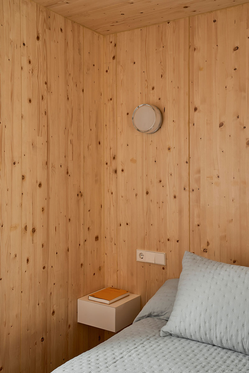 Dormitorio con acabados de madera de Made V Arquitectos