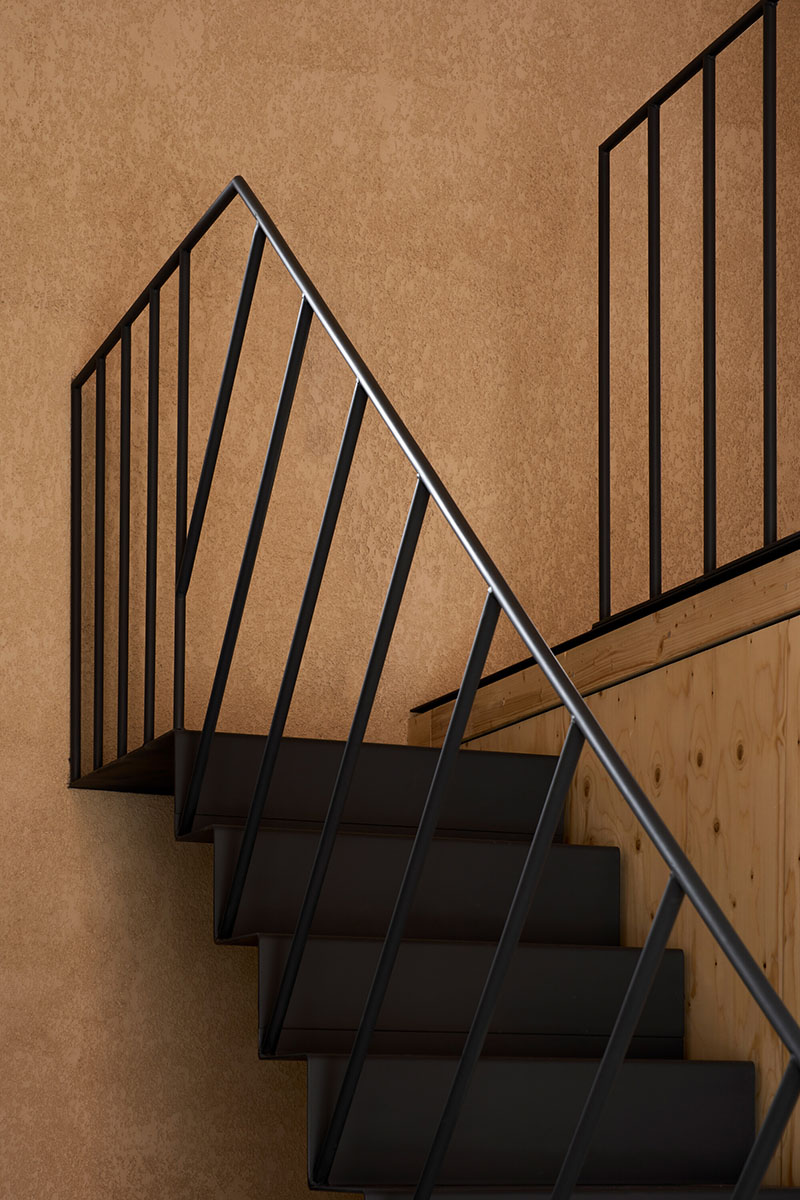 Escalera metálica ligera de Made V Arquitectos