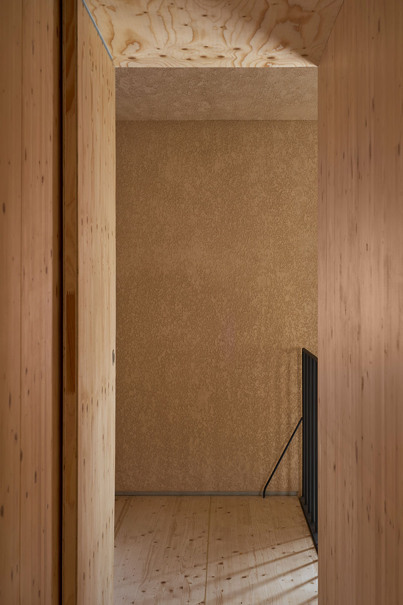 Paso interior en la planta alta de Made V Arquitectos