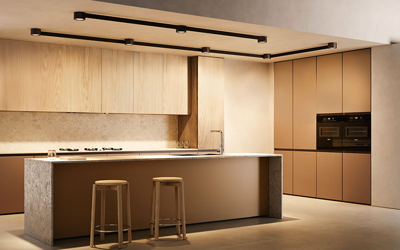 Cocina residencial con sistema MAP de Geckeler Michels para Lodes dispuesto en trazado perimetral rectangular en el techo