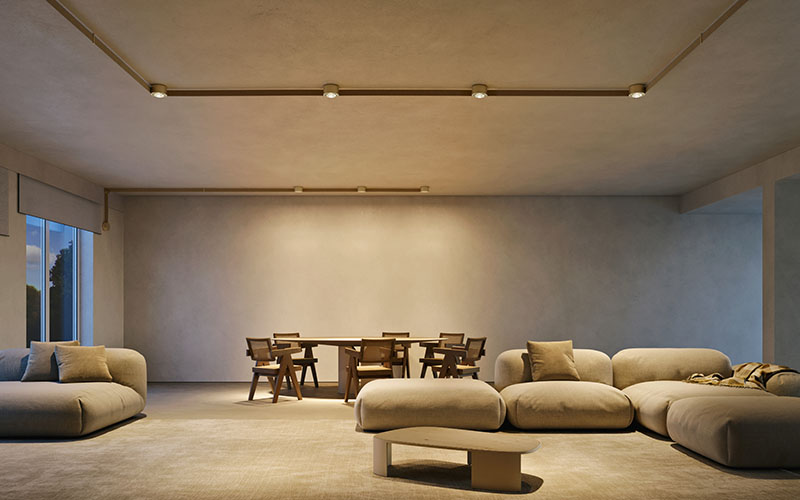 Salón comedor con iluminación lineal continua del sistema MAP de Geckeler Michels para Lodes integrada en techo plano