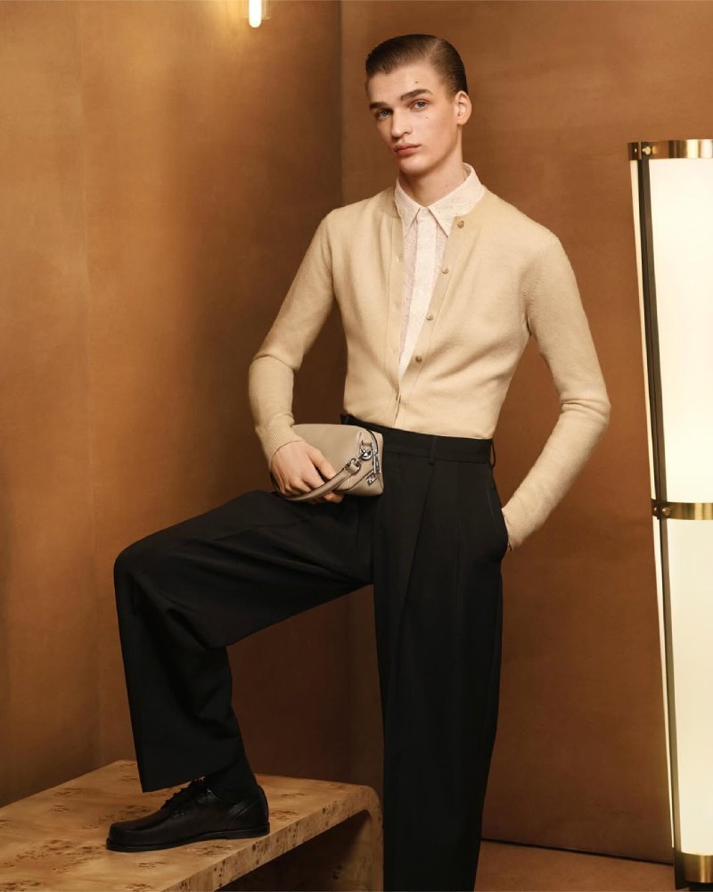 Tendencias de moda masculina otoño 2025: maxibolsos