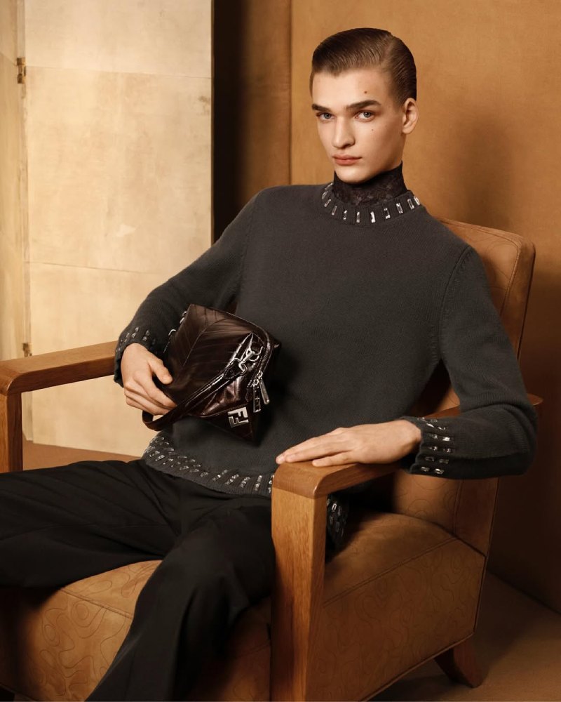 Tendencias de moda masculina otoño 2025: maxibolsos