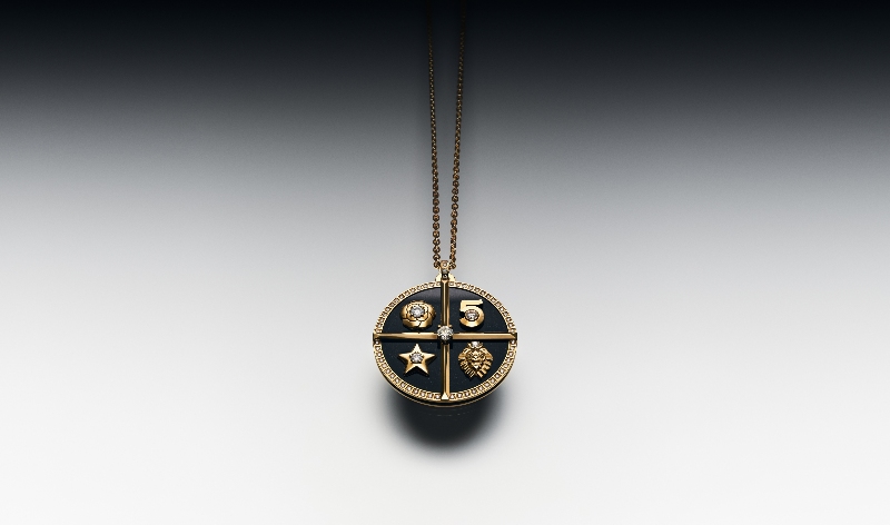 medallas doradas chanel nuevas joyas amuletos
