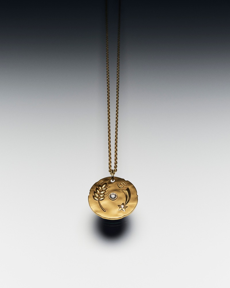 medallas doradas chanel nuevas joyas amuletos