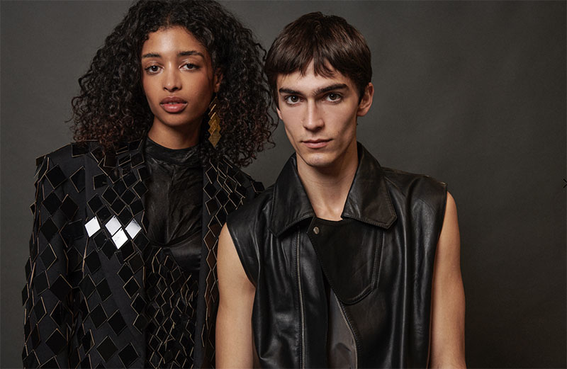 Dos modelos presentan diseños de Erroz en la exposición de Minim