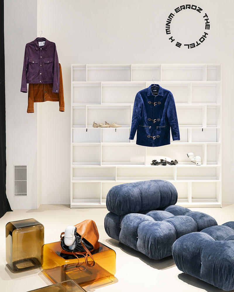 Chaquetas de Erroz destacan en la exposición de Minim junto a butacas de diseño