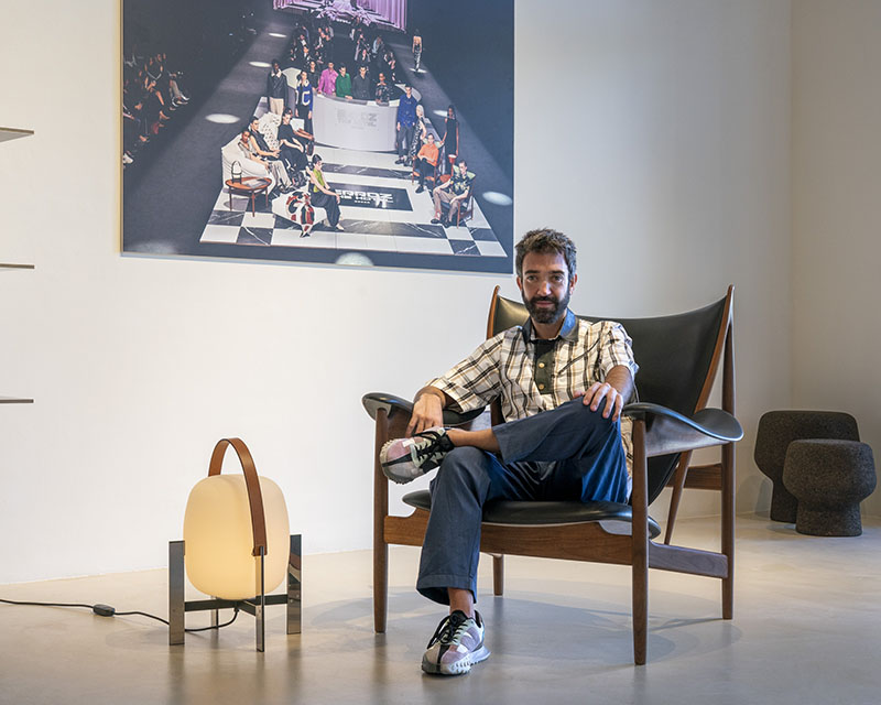 Pablo Erroz aparece en la exposición de Minim sentado en una silla