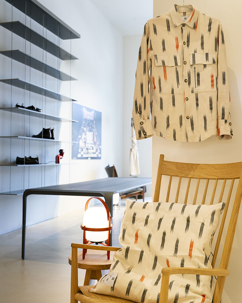 Una camisa estampada de Erroz se presenta en la exposición de Minim junto a una silla de madera