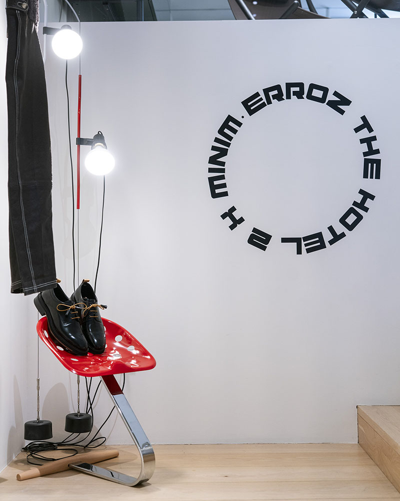 Zapatos y pantalones de Erroz se muestran en la exposición de Minim bajo el logotipo de The Hotel 2