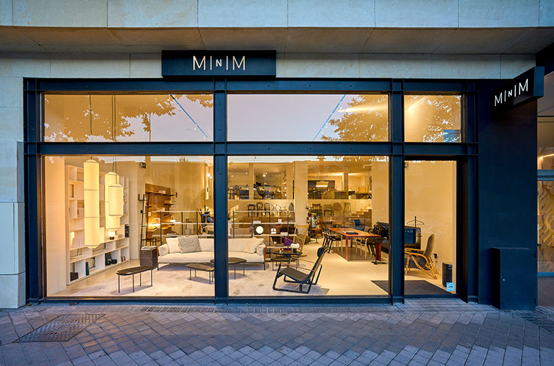 La fachada de Minim en Madrid muestra la exposición de Erroz desde el escaparate