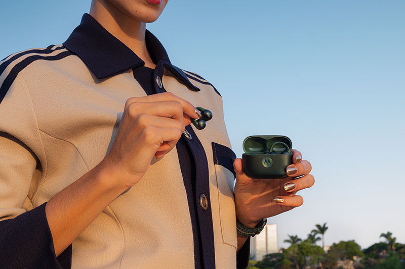 Motorola estrena sus Moto Buds Loop, con audio de Bose