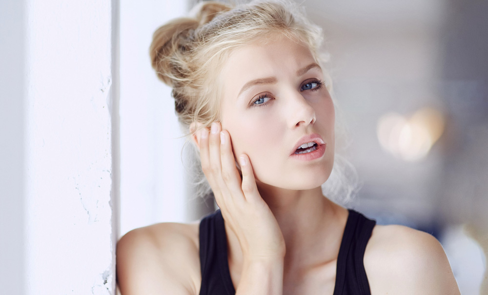 mujer crema piel cara cuidado facial otoño