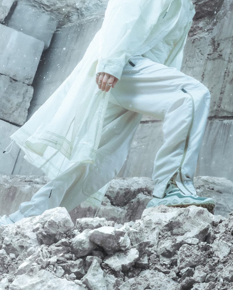 Tendencias moda urbana 2025: gorp core futurista