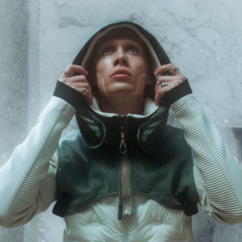 Tendencias moda urbana 2025: gorp core futurista