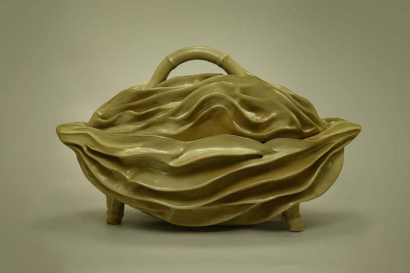 Pieza escultórica de Ofenhaus con forma ondulada en cerámica esmaltada