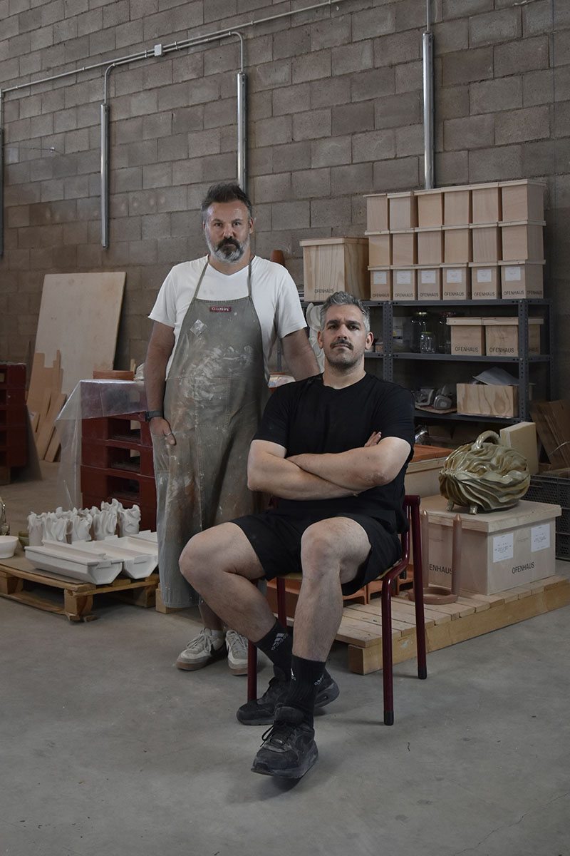 Nicolás Sfeir y Cristian Verdejo en el taller de Ofenhaus junto a sus piezas