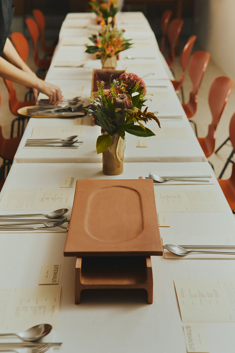 Mesa dispuesta con piezas utilitarias de Ofenhaus
