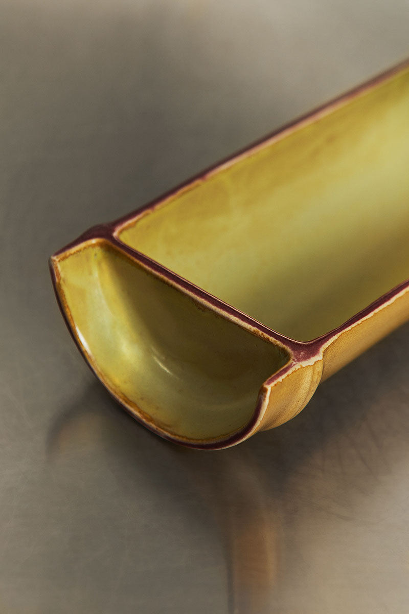 Recipiente esmaltado de Ofenhaus en tonos amarillos y bordes rojizos