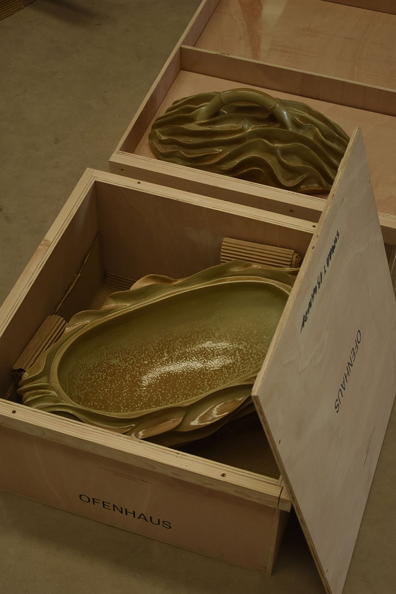 Caja de embalaje con piezas cerámicas de Ofenhaus listas para su transporte