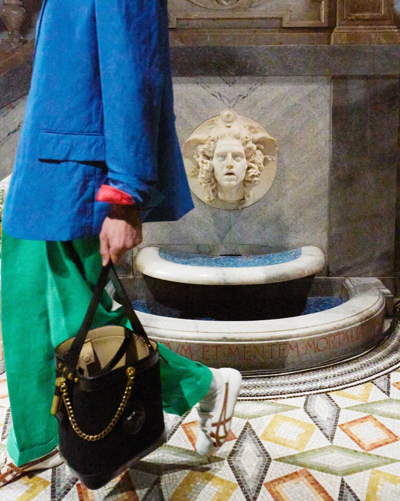 Dario Vitale debuta en Versace con colabo de Onitsuka Tiger